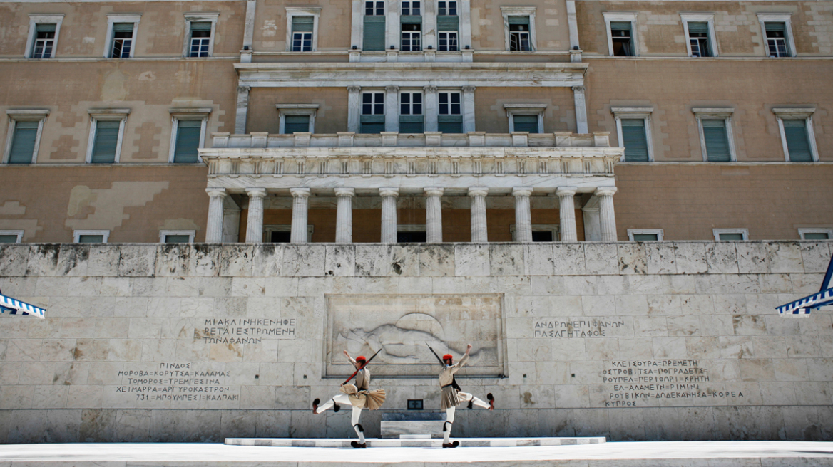 Χαρτοπόλεμος ανακοινώσεων Δένδια και Δούκα μετά το τετ-α-τετ για το ποιος έχει την αρμοδιότητα της καθαριότητας του Άγνωστου Στρατιώτη
