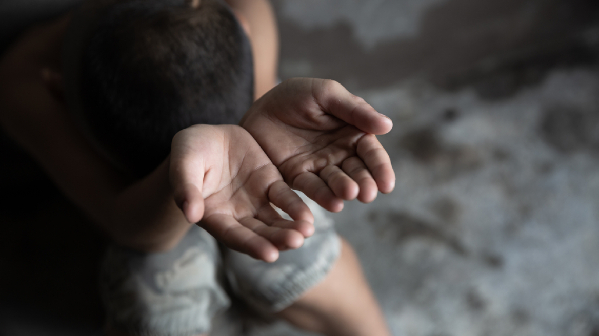 Συνελήφθη νεαρό ανδρόγυνο που υποχρέωνε τα ανήλικα παιδιά του να επαιτούν στο κέντρο της Θεσσαλονίκης