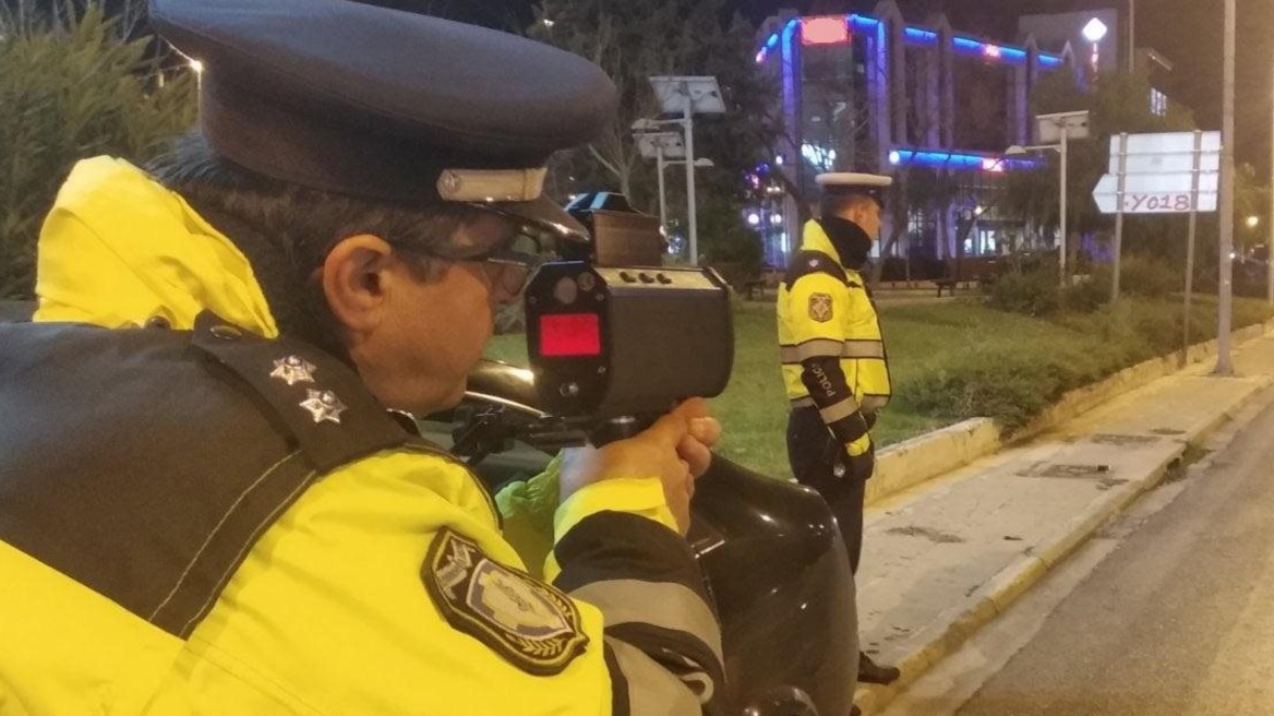 26χρονος χωρίς δίπλωμα έτρεχε με 174χλμ/ώρα στην Περιφερειακή Υμηττού - Το όριο ήταν στα 80 26χρονος χωρίς δίπλωμα έτρεχε με 174χλμ/ώρα στην Περιφερειακή Υμηττού - Το όριο ήταν στα 80