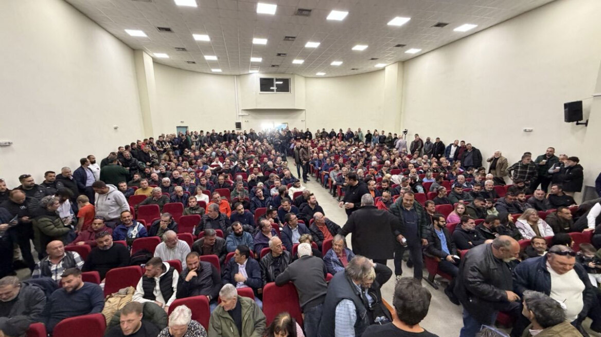 Μπλόκα, κλείσιμο τελωνείων, λιμανιών και αεροδρομίων προαναγγέλλουν οι αγρότες - Σε εξέλιξη η πανελλαδική σύσκεψη στη Λάρισα