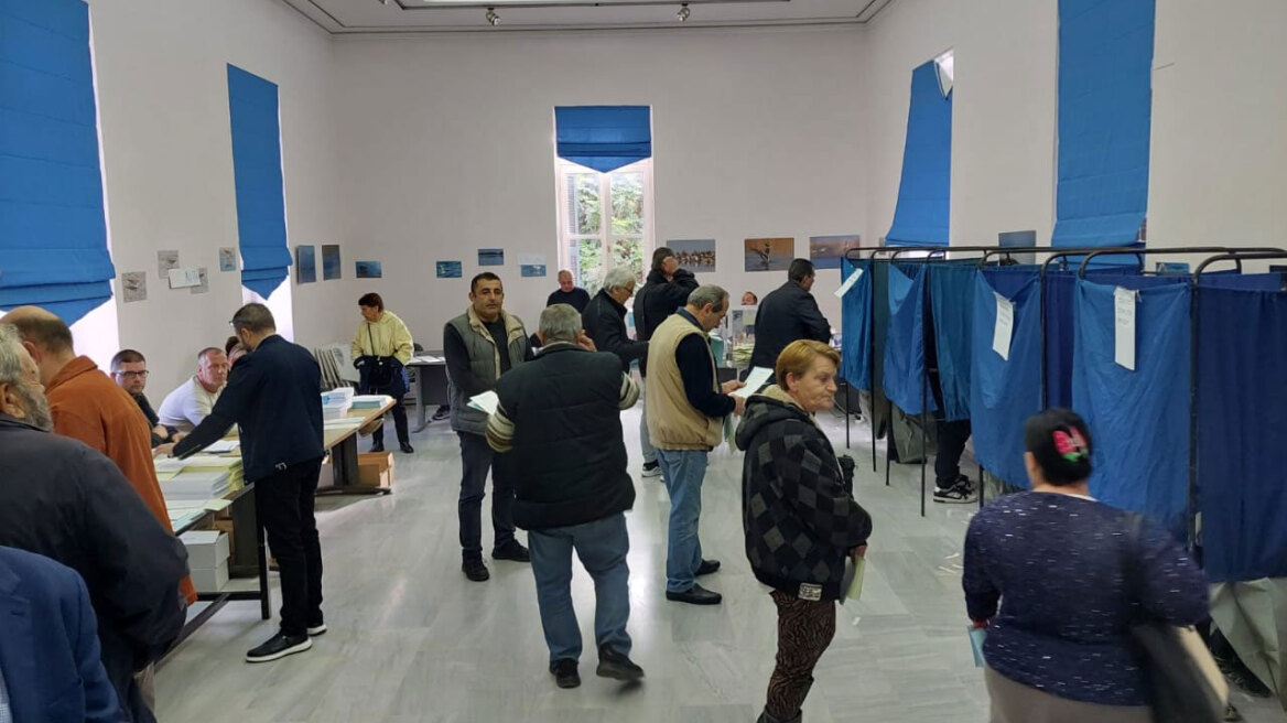 Ομαλά και με μεγάλη συμμετοχή συνεχίζονται οι εσωκομματικές εκλογές της ΝΔ, στις 19:00 κλείνουν οι κάλπες - Δείτε φωτογραφίες