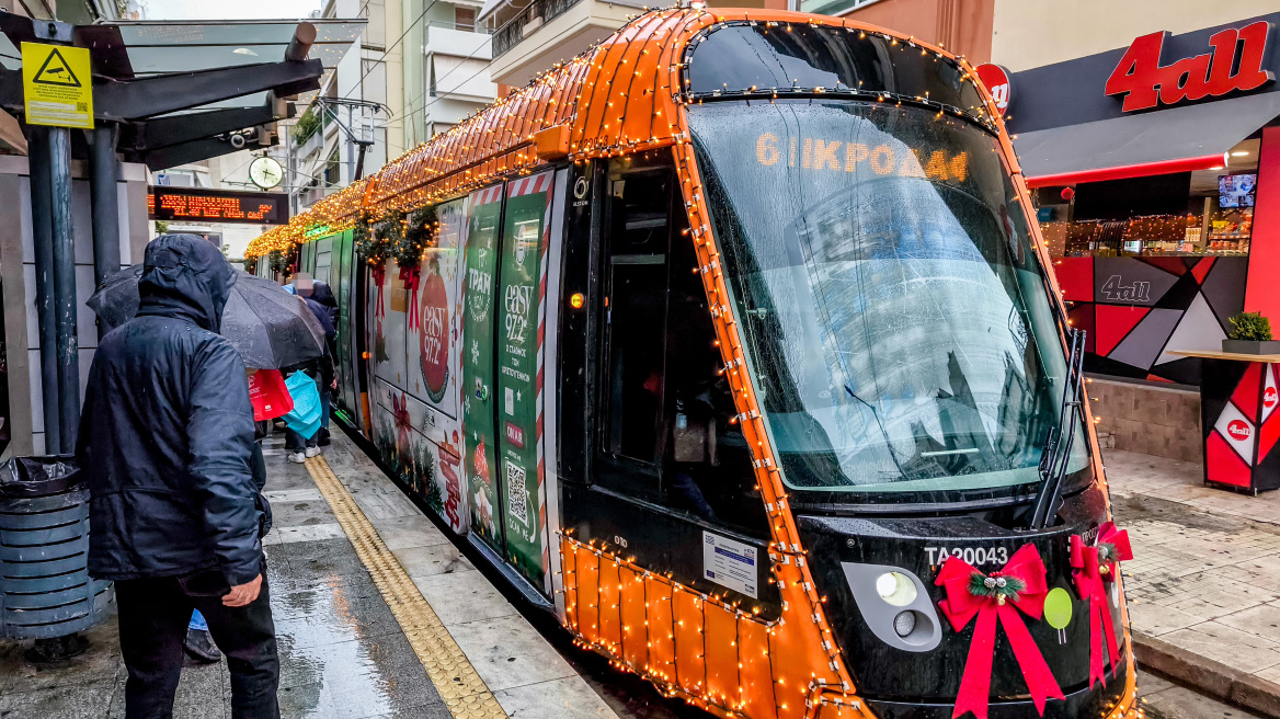 Το πιο χριστουγεννιάτικο τραμ βρίσκεται στην Αθήνα και φέρνει τη μαγεία στους δρόμους της πόλης, δείτε βίντεο