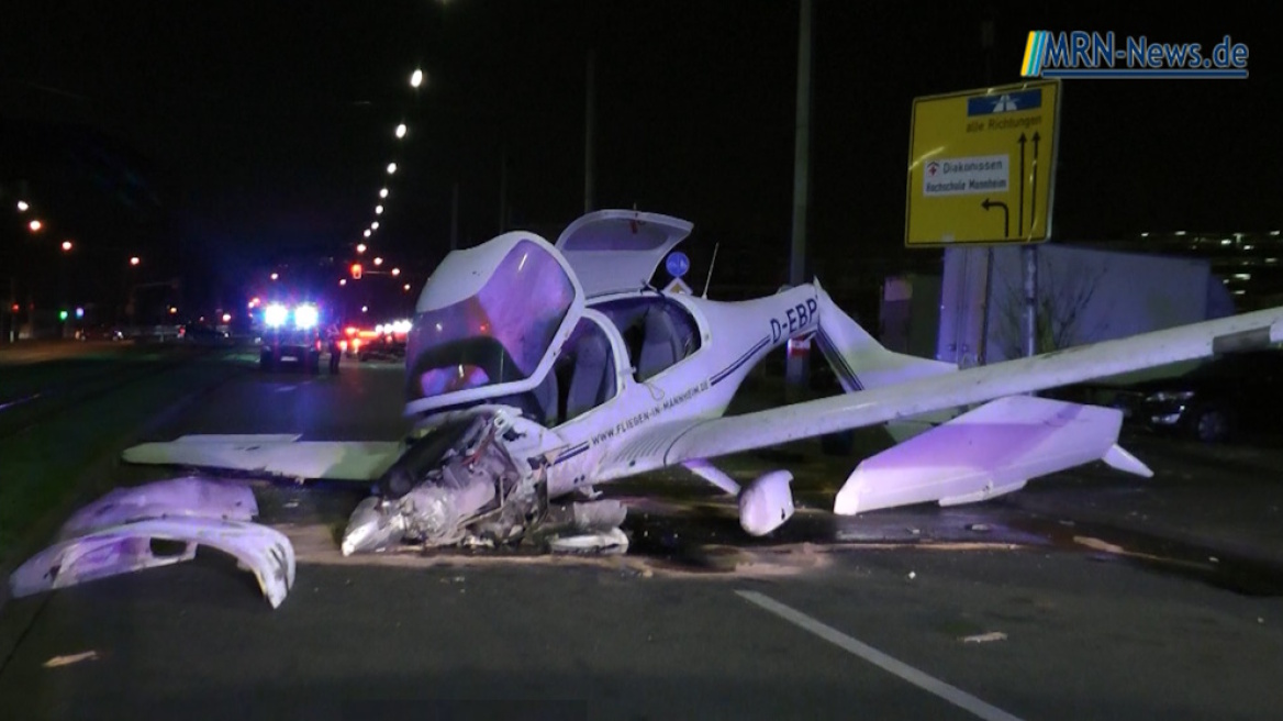 Μονοκινητήριο αεροσκάφος έκανε αναγκαστική προσγείωση και συνετρίβη στη μέση του δρόμο στο Μάνχαϊμ, δείτε βίντεο
