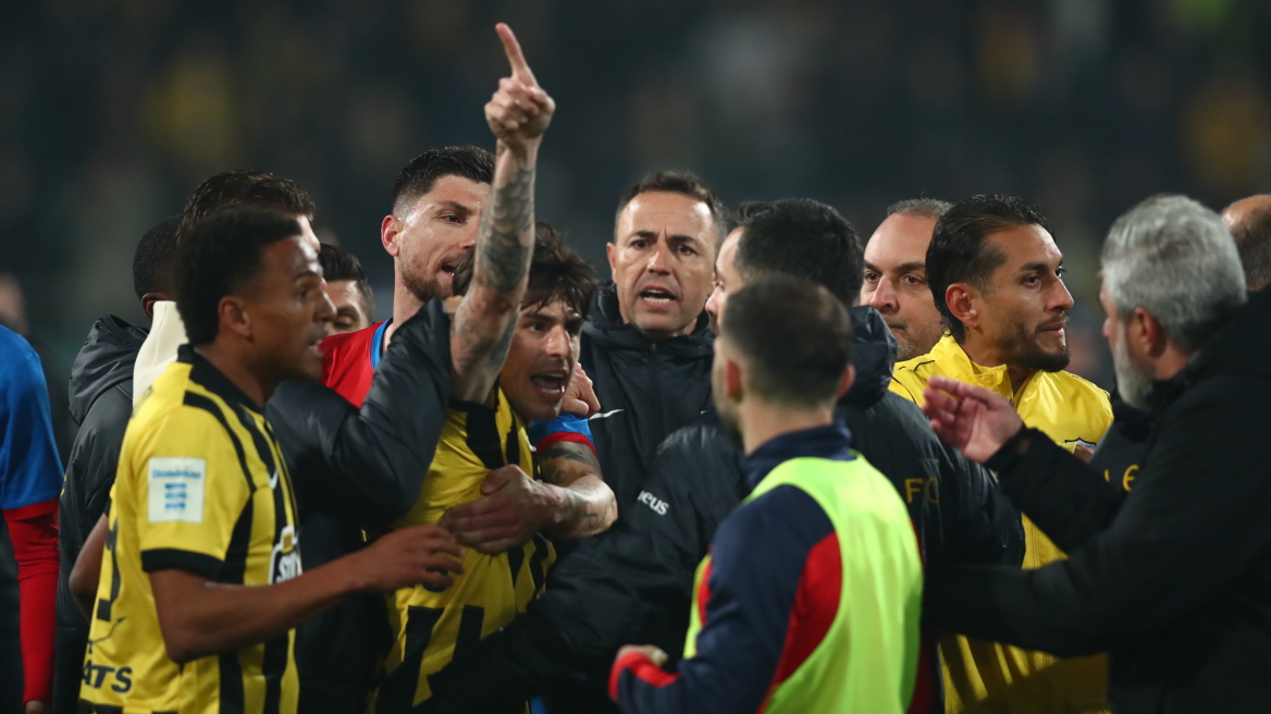 Ένταση στο φινάλε του αγώνα της ΑΕΚ με τον Βόλο - «Νάτοι, νάτοι οι πρωταθλητές» φώναζαν οι οπαδοί της Ένωσης, βίντεο 