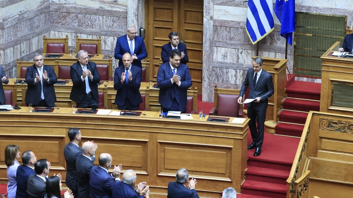 Τα γενέθλια του Κυριάκου Μητσοτάκη στη Βουλή: Οι ευχές Κακλαμάνη και το κάλεσμα στο γραφείο του για  «γλυκό χωρίς ζάχαρη»