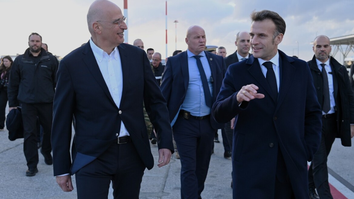 Μακρόν από τη Σούδα: Ευχαριστώ την Ελλάδα για την τέλεια συνεργασία, η όποια επίθεση στην Κύπρο είναι επίθεση στην Ευρώπη
