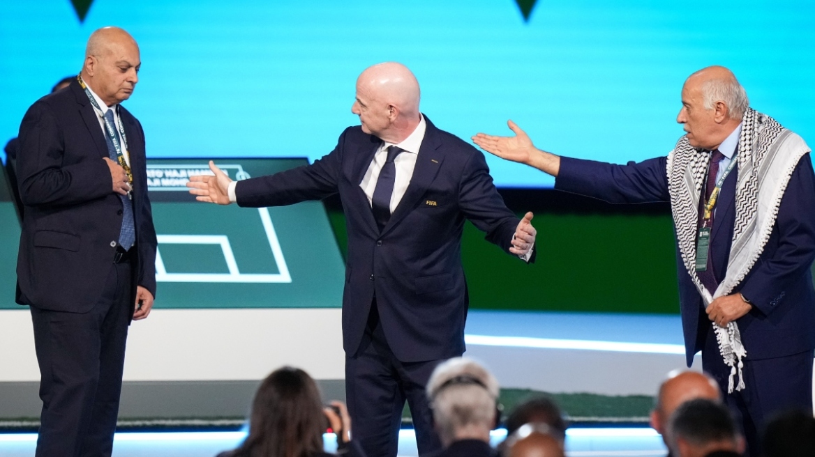 Αμηχανία στο Συνέδριο της FIFA: Ο πρόεδρος της Παλαιστινιακής Ομοσπονδίας αρνήθηκε να δώσει το χέρι στον αντιπρόεδρο της Ισραηλινής
