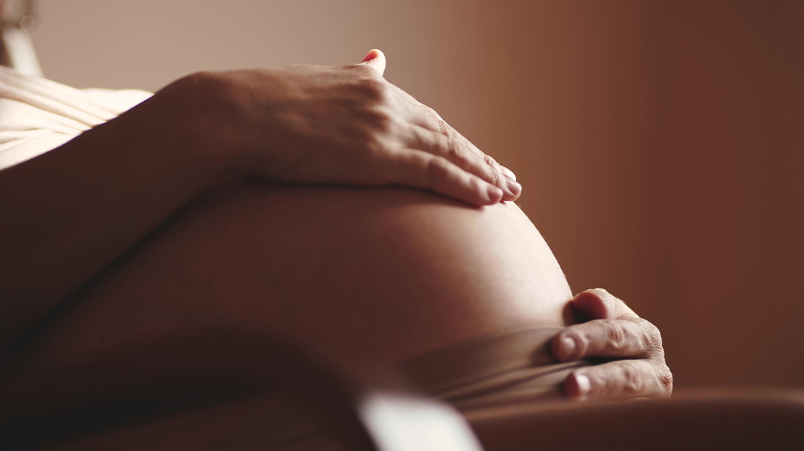 Πέθανε 34χρονη μητέρα στη Λιβαδειά λίγες ώρες μετά τον τοκετό, νέα τραγωδία έπειτα από τη γιατρό στη Λέσβο