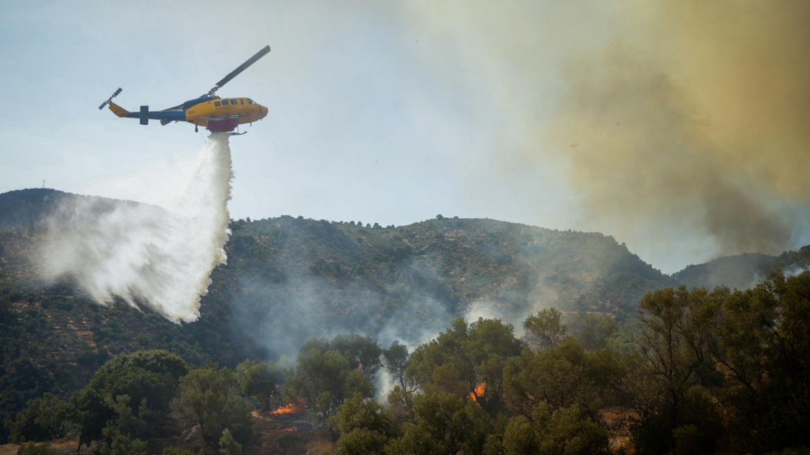 Δραματικές ώρες στα πύρινα μέτωπα σε Ρέθυμνο, Σητεία και Πλωμάρι: Τρεις πυροσβέστες νεκροί, εκκενώσεις και απεγκλωβισμοί