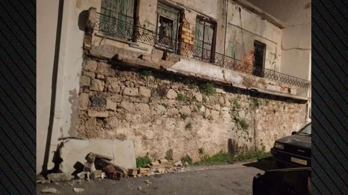 Κατέρρευσε τμήμα μπαλκονιού στην Κίσσαμο Χανίων, ζημιές σε αυτοκίνητα