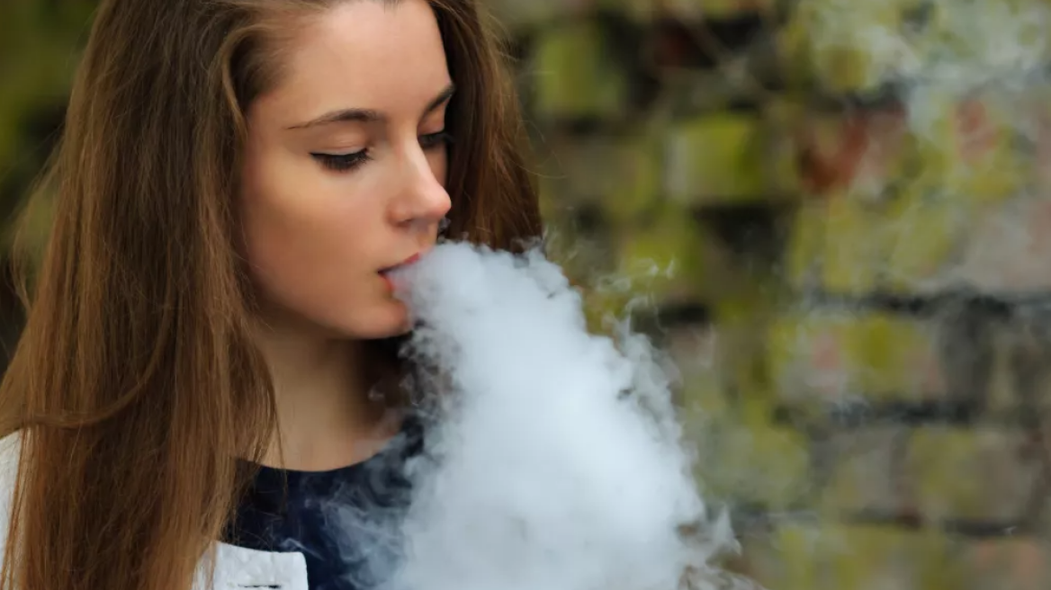 Νέος νόμος για αλκοόλ και τσιγάρα μόνο με ταυτότητα - Γιατί είναι δύσκολο το «στοίχημα»