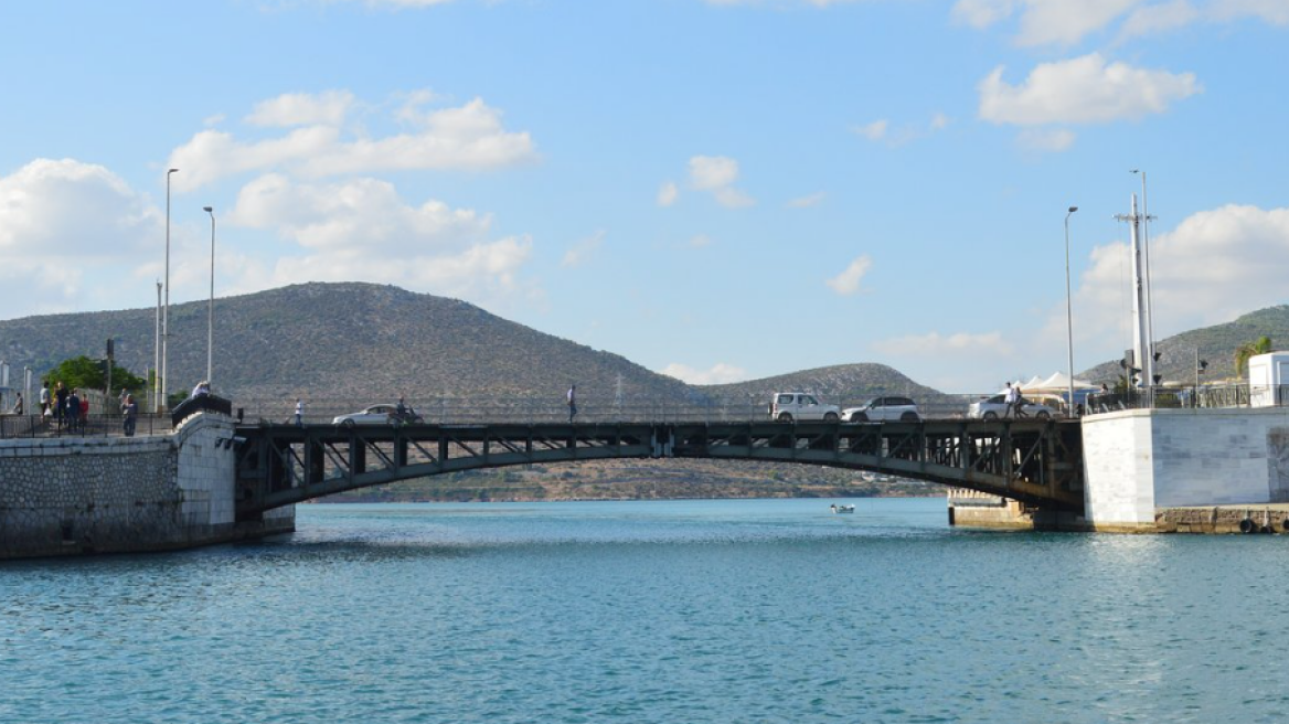Χαλκίδα: Κομμένη στα δύο λόγω βλάβης στην παλιά γέφυρα του Ευρίπου, άγνωστο πότε θα επιδιορθωθεί