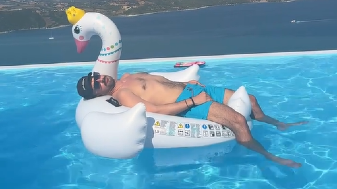 Γιάννης Τσιμιτσέλης: Το χιουμοριστικό βίντεο από τις διακοπές του - «Μπορώ να σαπίσω περισσότερο και θα το κάνω»
