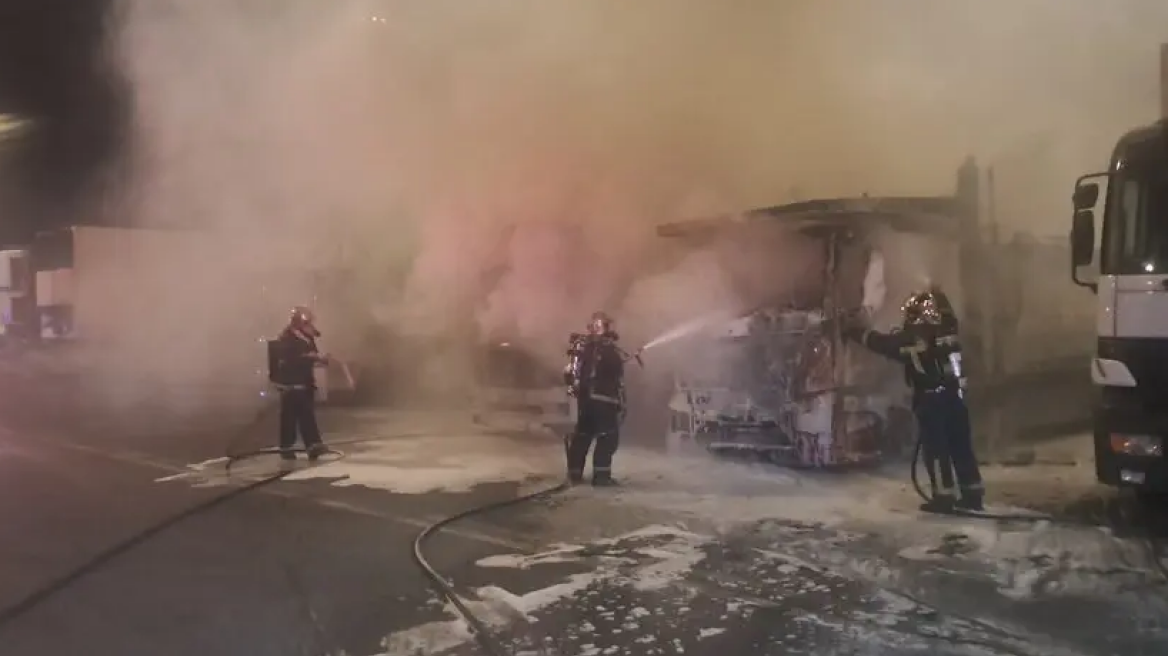 Κινητοποίηση της Πυροσβεστικής τη νύχτα στο λιμάνι του Ηρακλείου Κρήτης, πήραν φωτιά σταθμευμένες νταλίκες
