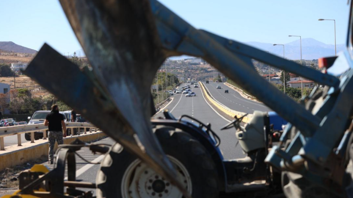 Τρίτη ημέρα στα μπλόκα αγρότες και κτηνοτρόφοι της Κρήτης, κλειστός ο ΒΟΑΚ
