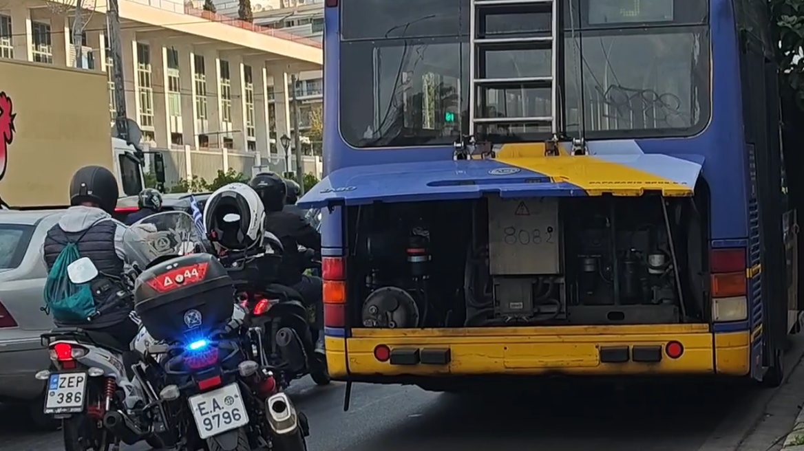 Αναστάτωση από μικρής έκτασης φωτιά σε τρόλεϊ στη Βασιλίσσης Σοφίας στο ύψος της Μαβίλη