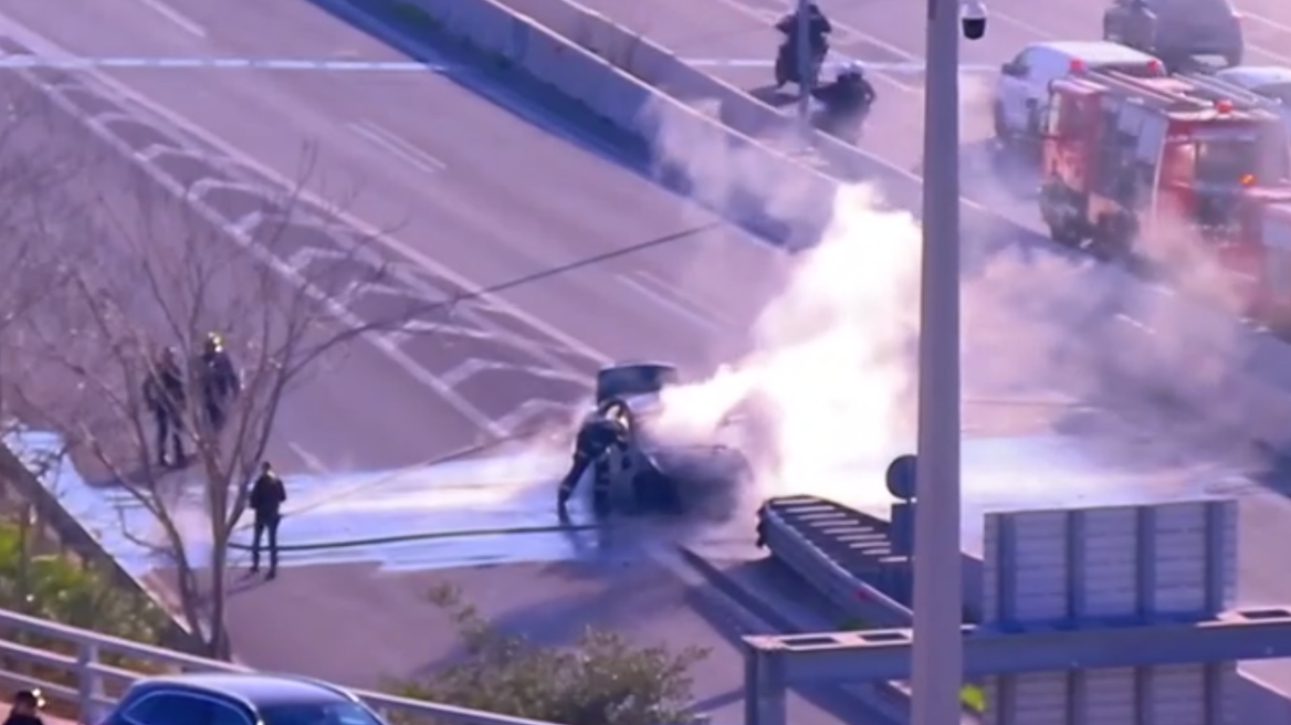 Φωτιά σε αυτοκίνητο στην Ποσειδώνος στο ύψος του Μοσχάτου, διακοπή κυκλοφορίας από την τροχαία
