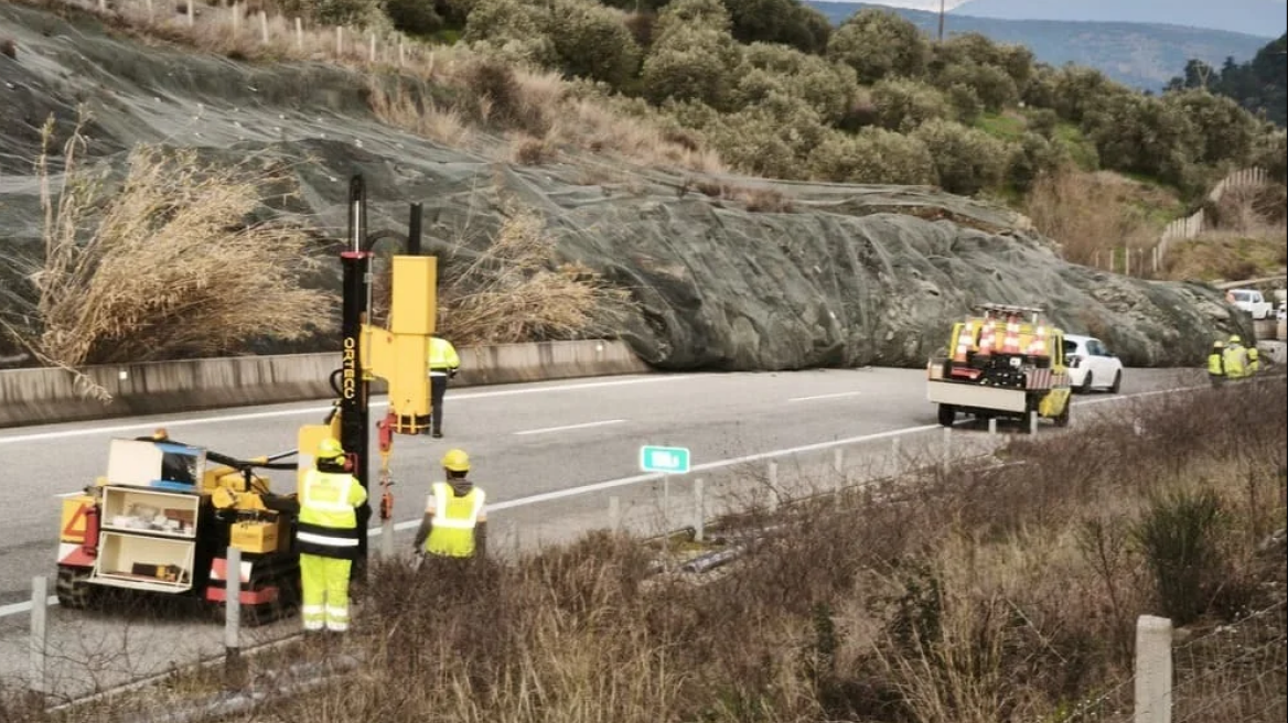 Κλειστό για τρεις μήνες το ρεύμα της Ιόνιας Οδού προς Αντίρριο μετά την κατολίσθηση, διαμαρτυρία για τα διόδια
