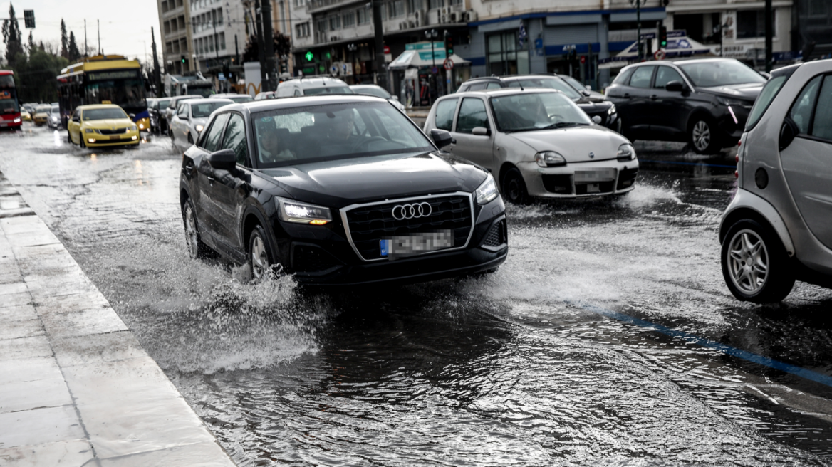 Βρέχει ασταμάτητα στην Αττική - Καταιγίδες σε Δροσιά, Βριλήσσια και κέντρο, κόκκινος συναγερμός για τα νότια προάστια