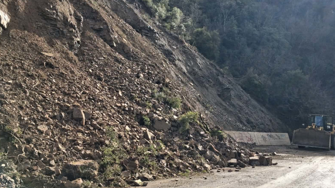 Διακοπή και εκτροπή κυκλοφορίας οχημάτων στην εθνική οδό Τρίπολης - Πύργου, λόγω κατολίσθησης  