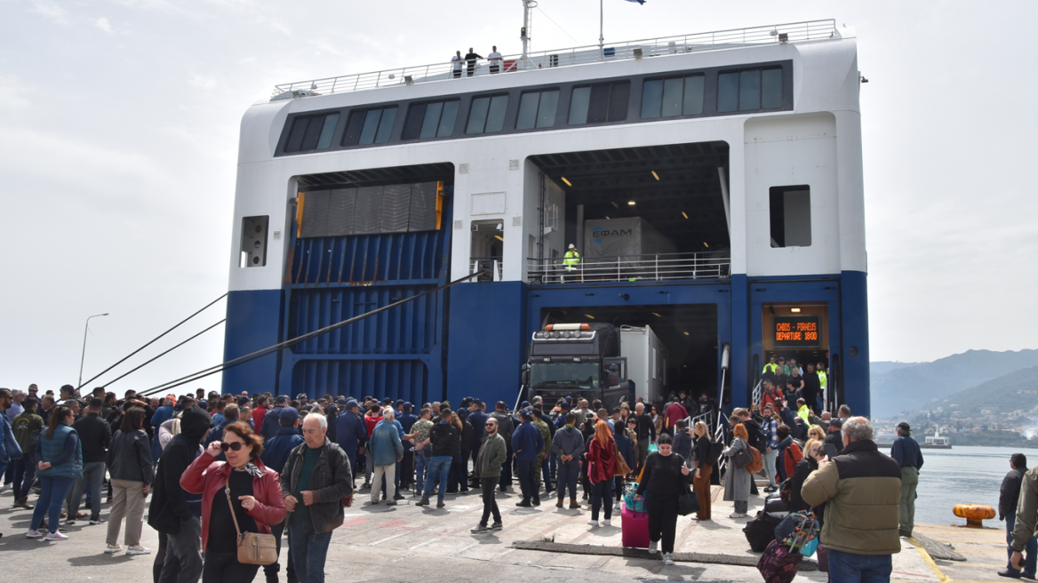 Συνεχίζεται ο αποκλεισμός του λιμανιού της Μυτιλήνης από κτηνοτρόφους, δεν επέτρεψαν την αποβίβαση φορτηγών από το «Blue Star Patmos»