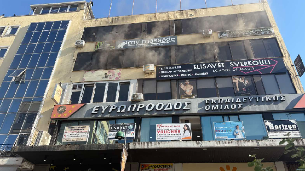 Φωτιά σε επιχείρηση στο κέντρο της Λάρισας, ισχυρές δυνάμεις της πυορσβεστικής στην περιοχή