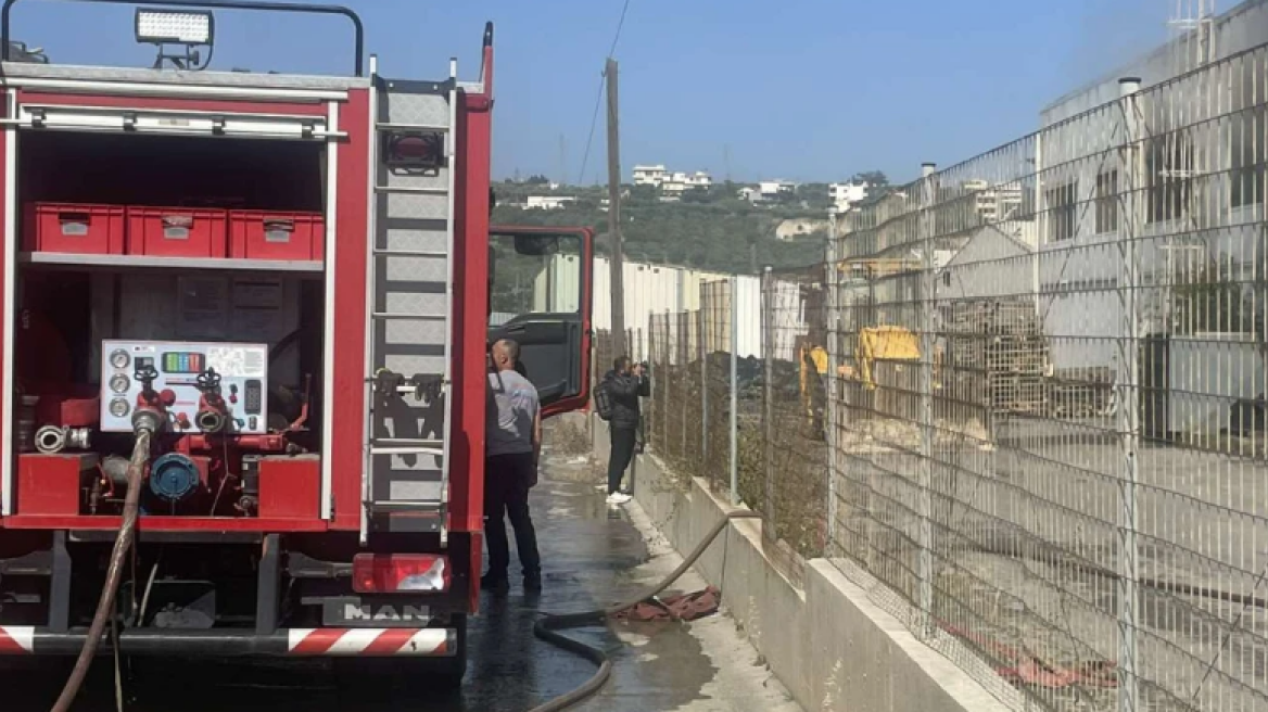 Υπό έλεγχο η φωτιά σε αποθηκευτικό χώρο στις Μαλάδες Ηρακλείου Κρήτης