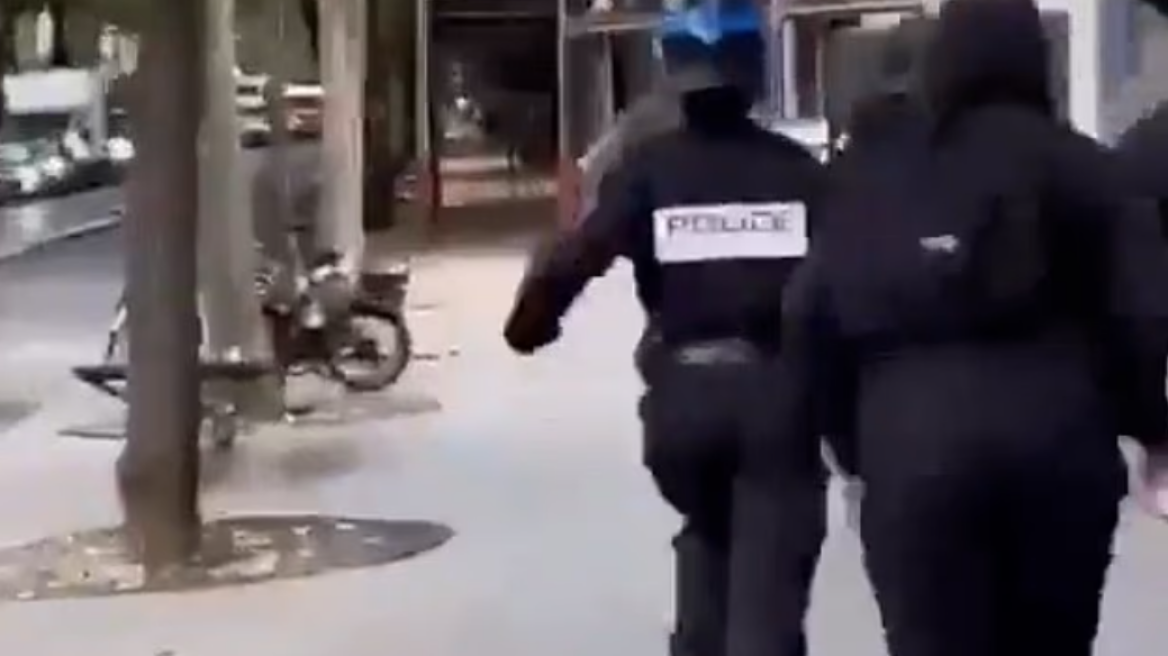 Σάλος στη Γαλλία για τον ξυλοδαρμό γυναίκας αστυνομικού από νεαρούς διαδηλωτές εν μέσω των μαθητικών διαδηλώσεων, δείτε βίντεο