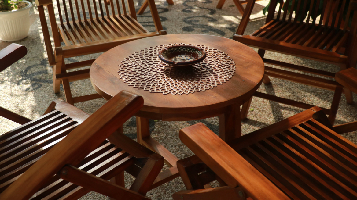 Έπιπλα κήπου: 5 tips για να τα απολαμβάνεις για χρόνια