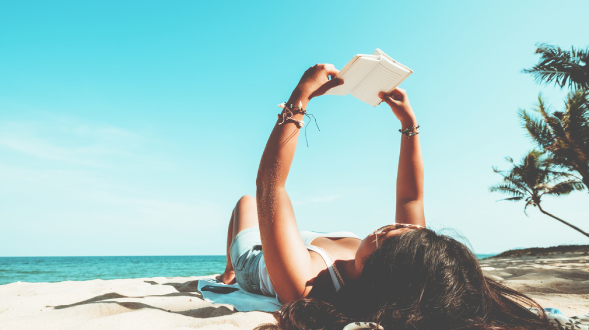 4+1 βιβλία που δεν θα αφήσετε από τα χέρια σας στις διακοπές