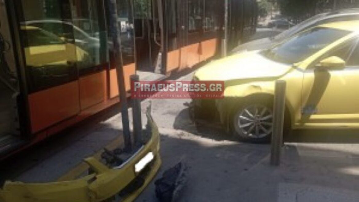Πειραιάς: Σφοδρή σύγκρουση τραμ με ταξί στο κέντρο