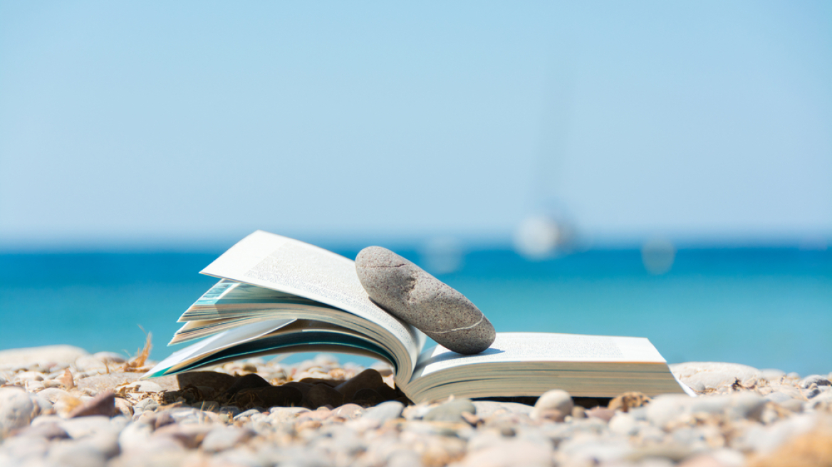 10 best seller που αξίζει να διαβάσετε στις διακοπές
