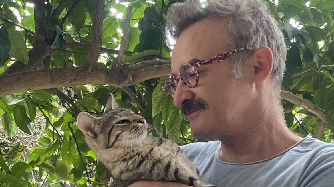 Ο Νίκος Ορφανός και η γάτα του, ο Ευτύχης