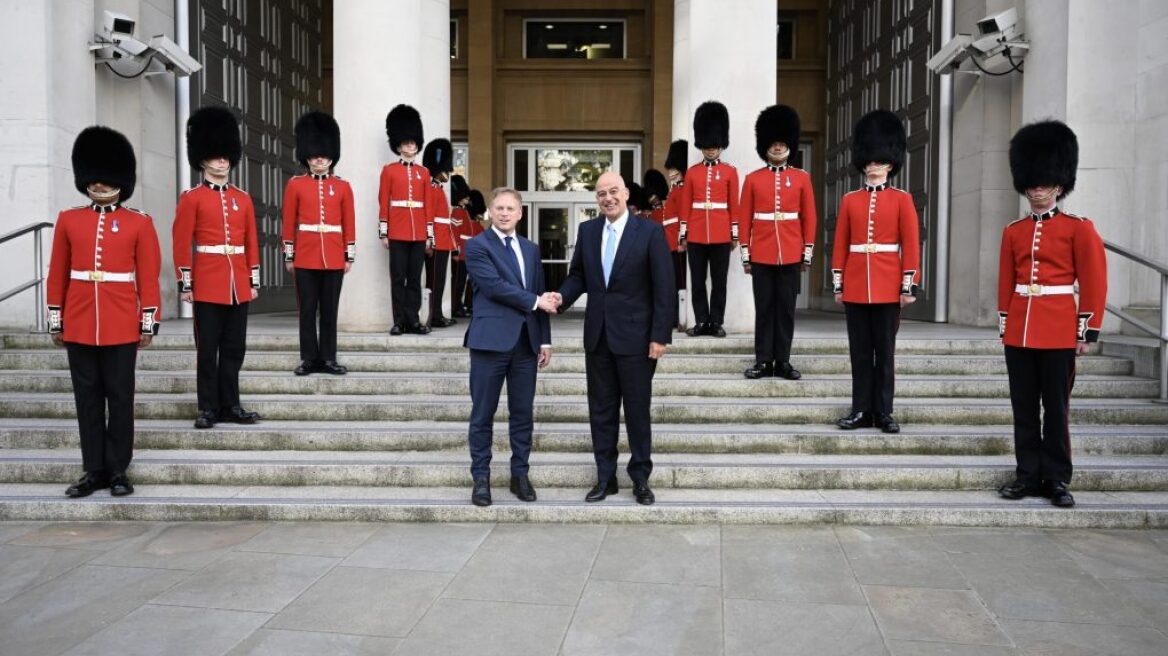 Συνάντηση Δένδια με τον Βρετανό ομόλογό του για τον πόλεμο στο Ισραήλ και σειρά διμερών θεμάτων