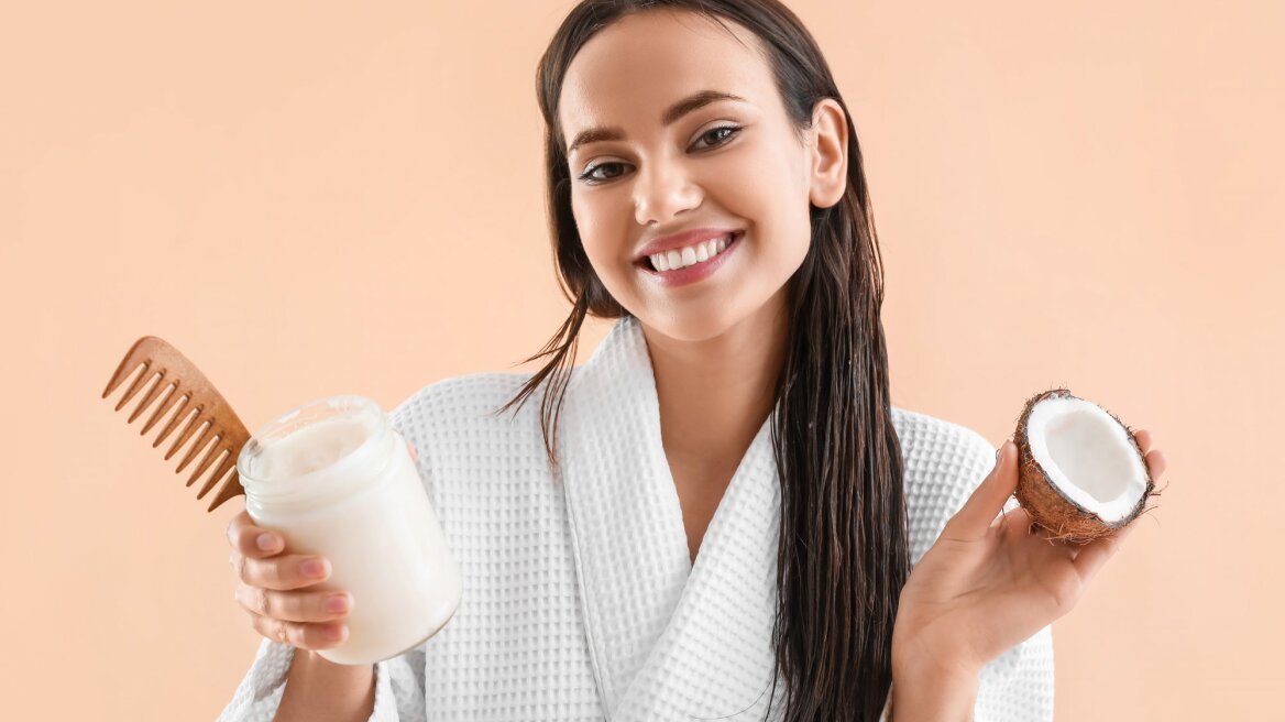 Λάδι καρύδας: Η λύση για μαλλιά που φριζάρουν