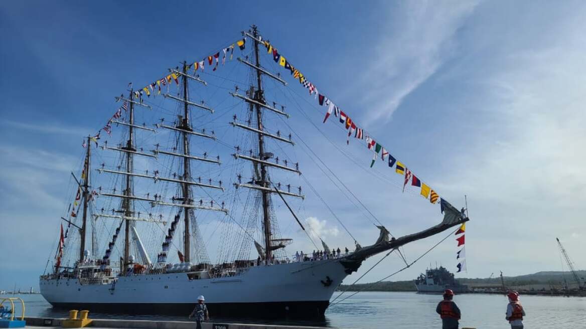 Στον Πειραιά έφτασε από το Περού  το δεύτερο μεγαλύτερο ιστιοφόρο του κόσμου - Δείτε βίντεο