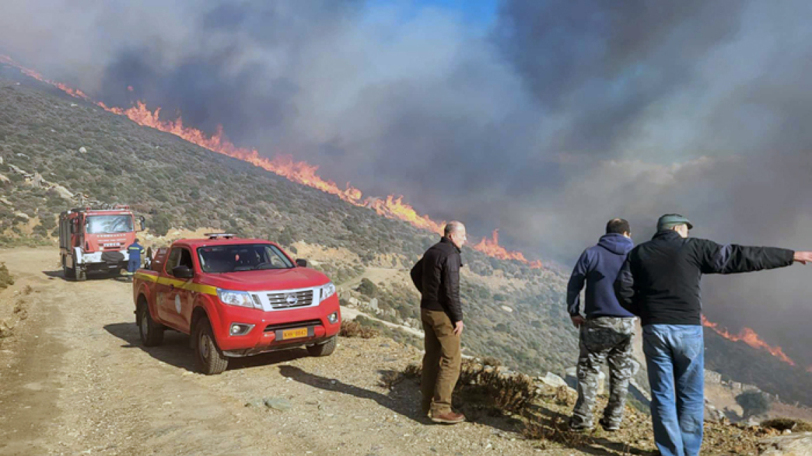 Άνδρος: Φωτιά στην περιοχή Άχλα - Επιχειρούν και εναέρια μέσα