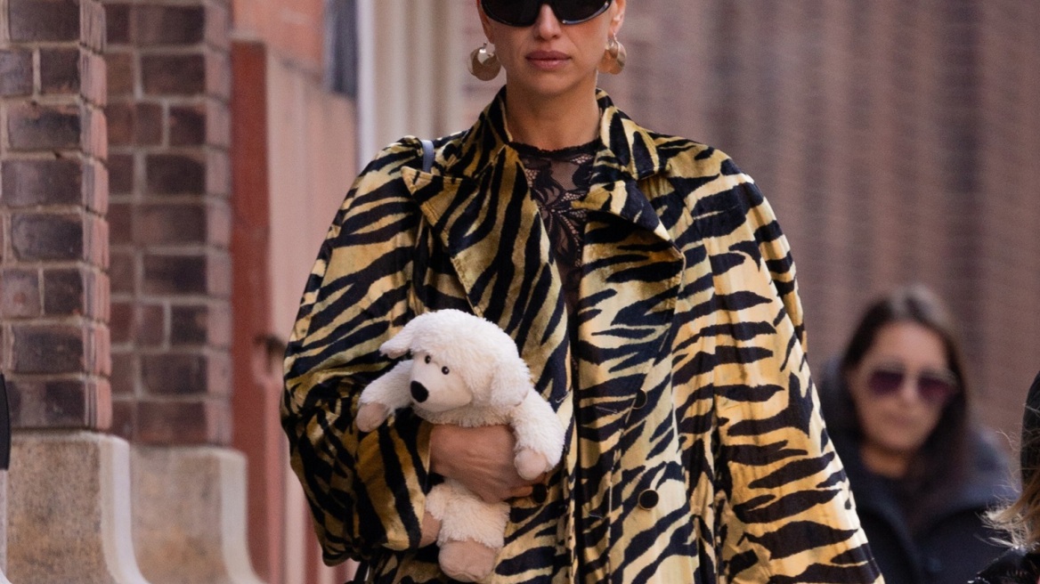H Ιρίνα Σαικ συνδυάζει tiger print παλτό με πολύχρωμα sneakers
