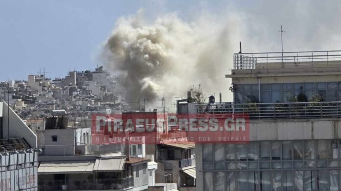 Φωτιά σε εστιατόριο στο κέντρο του Πειραιά - Δείτε βίντεο 