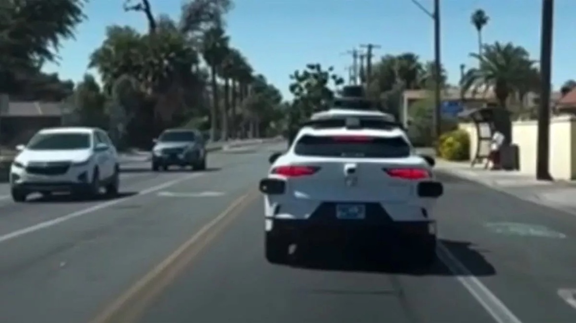 Αστυνομικός καταδιώκει αυτοκίνητο χωρίς οδηγό (video)