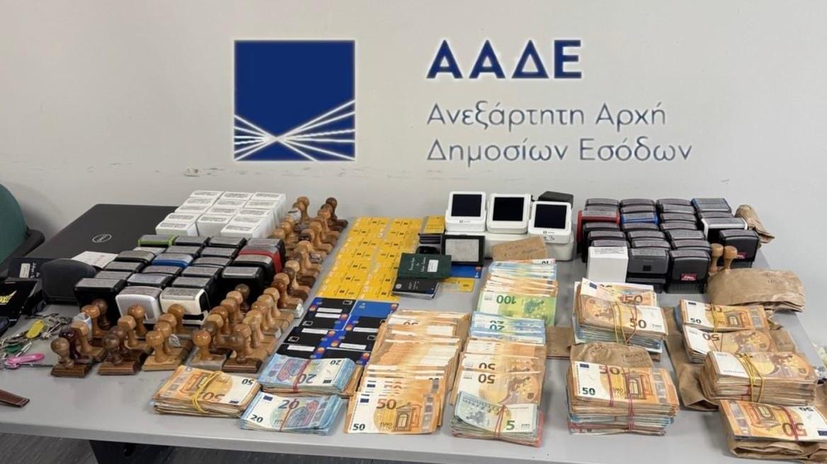 Η στιγμή που η ΑΑΔΕ κάνει έφοδο σε κατάστημα για το κύκλωμα των αχυράνθρωπων, δείτε βίντεο