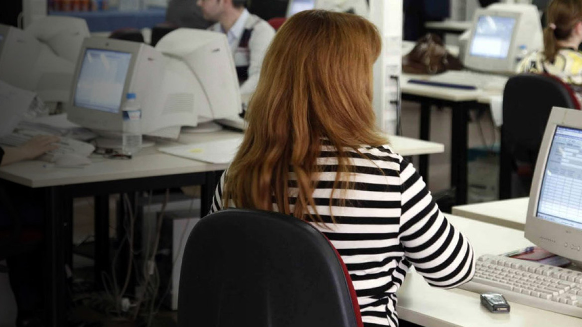 Στον προθάλαμο της απόλυσης 85.000 συμβασιούχοι που μονιμοποιήθηκαν