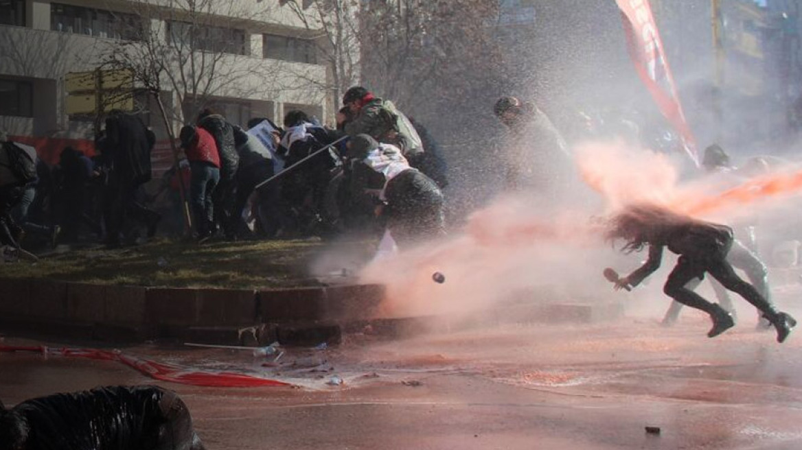 Άγκυρα: Κανόνι νερού τινάζει Τουρκάλα δημοσιογράφο στον αέρα!