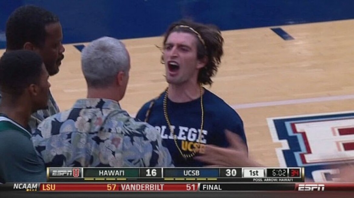 Εισβολή οπαδού στο NCAA