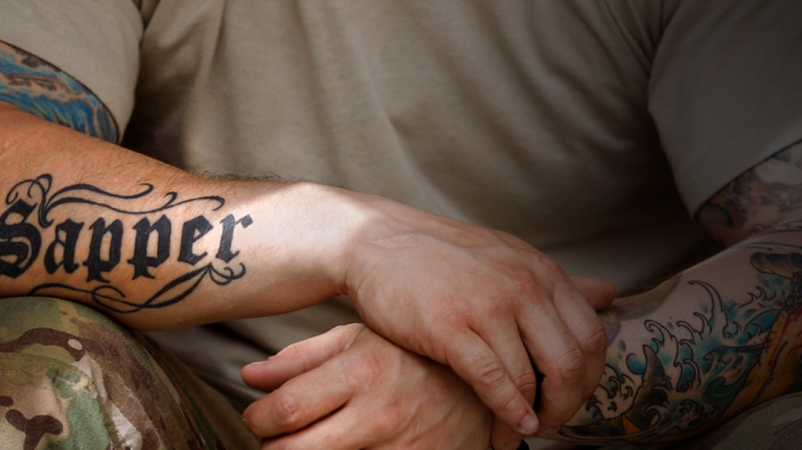 ΣτΕ: Οι ένστολοι μπορούν να έχουν τατουάζ...