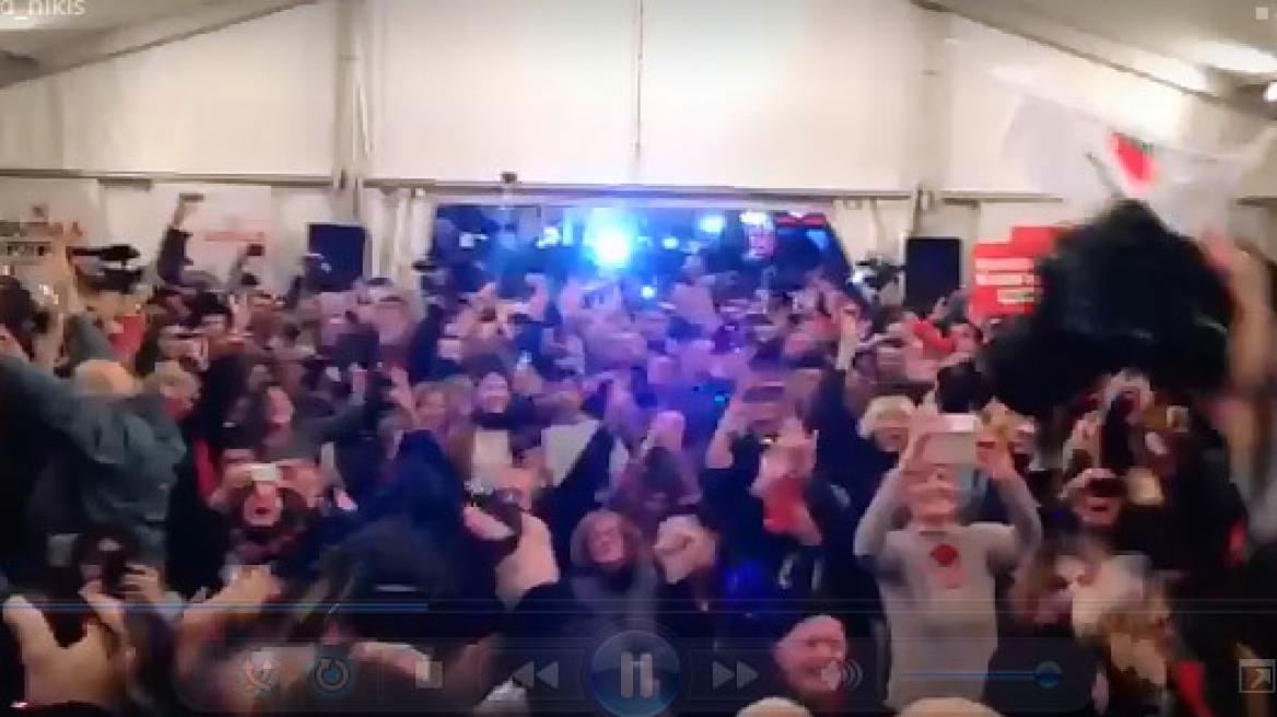 Ξέφρενα πανηγύρια για τους οπαδούς του ΣΥΡΙΖΑ στην πλατεία Κλαυθμώνος