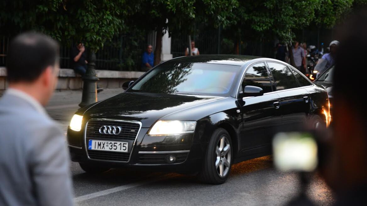 Η κόπωση ανάγκασε τον Τσίπρα να φύγει με τη λιμουζίνα από το Μαξίμου