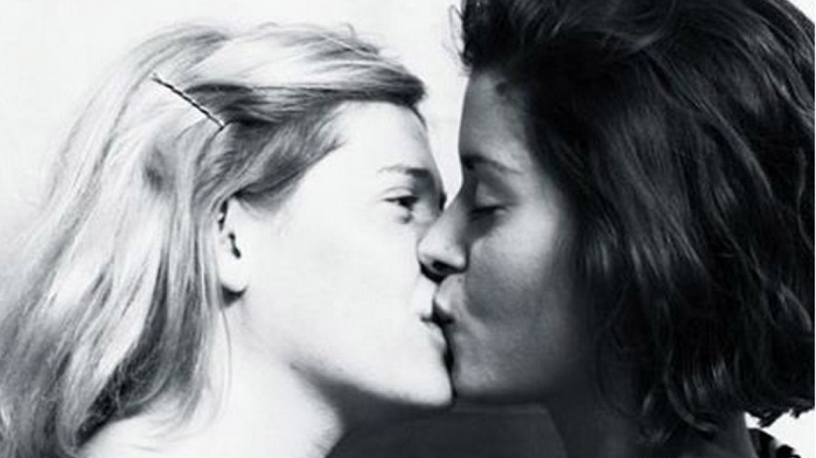 Η πρώην του Μπογδάνου φίλησε γυναίκα για να γιορτάσει το σύμφωνο συμβίωσης