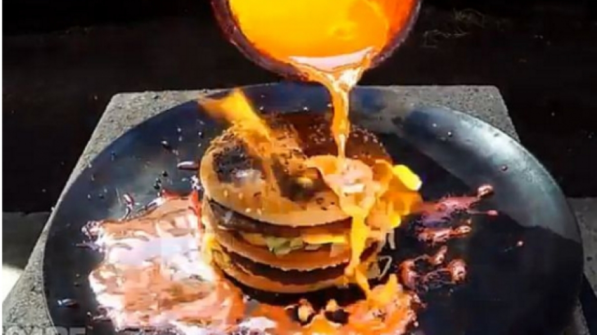 Απίστευτο: Δείτε τι θα γίνει αν πέσει καυτός χαλκός 1.085 °C πάνω σε ένα Big Mac
