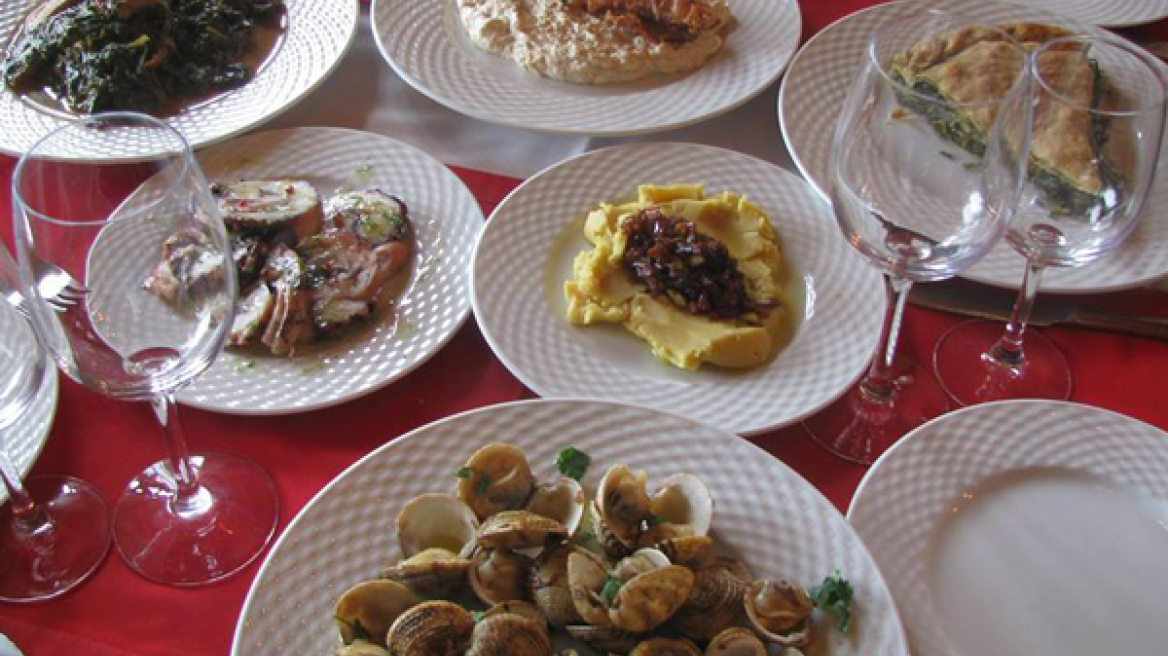 Τα αγαπημένα νησιώτικα εστιατόρια της Ντίνα Νικολάου